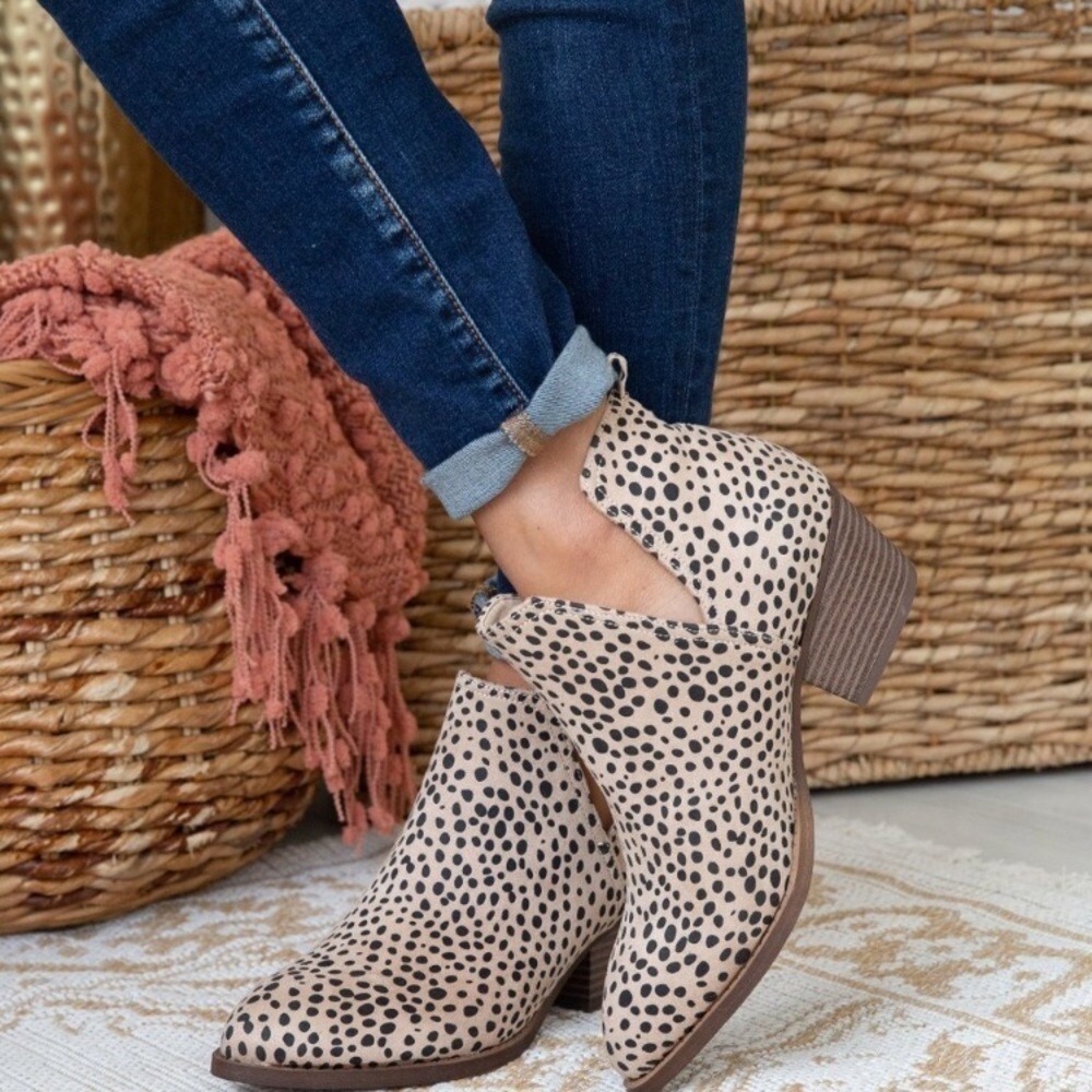 CL by Laundry Cheetah Ankle Boots 6